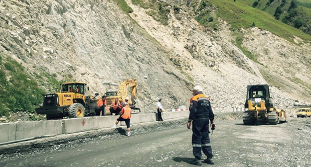 Расчистка Транскама после схода селя. Фото: © Sputnik/ Екатерина Валиева, http://sputnik-ossetia.ru/South_Ossetia/20151106/824028.html