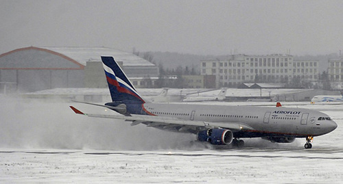 Самолёт во время снегопада. Фото: http://www.anews.com/ru/post/15668705/?innercatid=13&utm_referrer=http%3A%2F%2Fyandex.ru%2Fclck%2Fjsredir%3Ffrom%3Dyandex.ru%253Bimages%252Fsearch%253Bimages%253B%253B%26text%3D%26etext%3D931.KQ6IF8tRBPr2jFufr4OnUckWieW-YjaVAtTqcLJkgrqvZjWqLbtk51ABmFUT-kJTrrCSMbY8jEPcb_Mlw8mO9V6rTl8hUmzM2leEvPtwcXytT0SXRpC0Cb9OCEtWvsQcbvzojmQPXNJzGB19_lSrFiS_PorIuQfmXVR8Dx63zSA.30b0ba70596758e7a5b640a06786171149537fd7%26uuid%3D%26state%3Dtid_Wvm4RM28ca_MiO4Ne9osTPtpHS9wicjEF5X7fRziVPIHCd9FyQ%26data%3DUlNrNmk5WktYejR0eWJFYk1LdmtxcmJGR09aNEp3aGlGbExhWWtMTmw1RzEza092eE8taFVNcG51OHlWTWV3aHo3UXM0YVdNM3RoRVVMamUtZmVNSy1nbUJmUDl4UEN3VHk1NWlQd3JSYW1xRVZEVGZiU0t2UQ%26b64e%3D2%26sign%3Ddd3a6eeb745287a93db6f5c13fed667e%26keyno%3D0%26l10n%3Dru