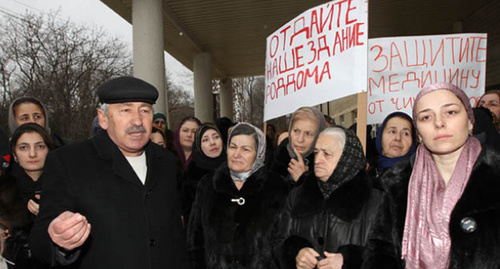 Митинг у здания перинатального центра в Хасавюрте. Фото Руслана Алибекова, http://chernovik.net/content/foto-bez-kommentariev/7-yanvarya-v-hasavyurte-u-zdaniya-nedavno-otkryvshegosya?page=0%2C0%2C156