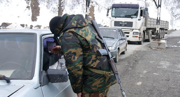 Проверка документов на границе Южной Осетии. Фото http://osinform.ru/49495-na-granice-yuzhnoy-osetii-uzhestochili-pravila-vezda-pogranichniki-obyasnili-pochemu.html