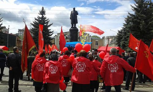 Акция КПРФ на пр . Мира у памятника В.Ленину во Воадикавказе 01.05.2016. Фото Эммы Марзоевой для "Кавказского узла"