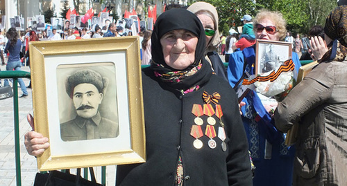 Участница акции "Бессмертный полк" в Махачкале 09.05.2016. Фото Патимат Махмудовой для "Кавказского узла"