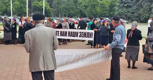 Пикет жителей села Таллык Прикубанского района Карачаево-Черкесии с требованиями передать в их собственность земли сельхозназначения . Черкесск, 23 мая 2016 г. Фото Аси Капаевой для "Кавказского узла"