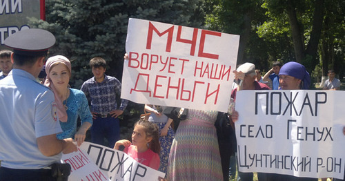 Погорельцы из Цунтинского района на митинге в Махачкале потребовали компенсаций. 27 июня 2016 г. Фото Мурада Мурадова для "Кавказского узла"