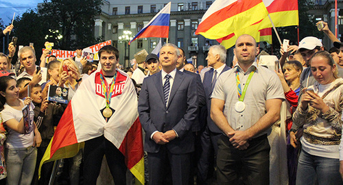 Сослан Рамонов, Вячеслав Битаров, Хетаг Газюмов во время торжественной встрече олимпийцев. Фото Эммы Марзоевой для "Кавказского узла"