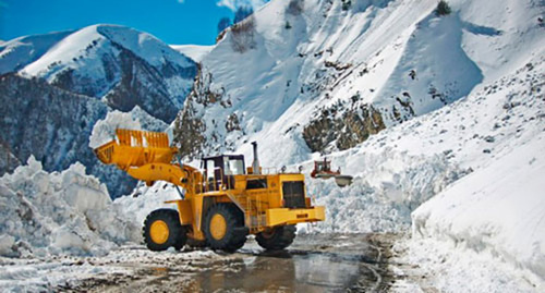 Расчистка горной трассы от снега. Фото http://www.ossetia.ru/news/society/lavinnaya_opasnost_v_gorakh_osetii_sokhranitsya_do.html