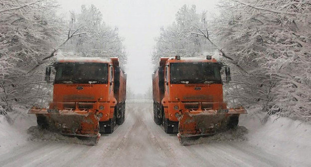 Расчистка дорог в Грузии.Фото © FB / Департамент автодорог http://sputnik-georgia.ru/society/20161213/234165790/Situacija-na-dorogah-Gruzii-ogranichenija-v-napravlenii-RF-i-Armenii.html