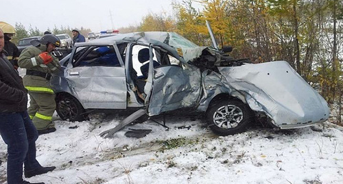 Два легковых автомобиля столкнулись в Левокумском районе Ставропольского края. Фото http://bloknot-stavropol.ru/news/pyat-chelovek-pogibli-v-strashnom-stolknovenii-pri-805009