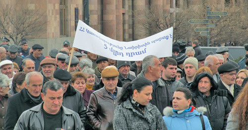 Протетсные выступления сотрудников "Наирит". Надпись на транспаранте «Правительство должно «Наириту» 5 млрд драмов». Фото Тиграна Петросяна  для "Кавказского узла"