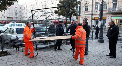 Демонтаж самовольно установленные в центре Тбилиси конструкций и прилавков. © Sputnik/ Александр Имедашвили
 https://sputnik-georgia.ru/society/20160429/231399609.html