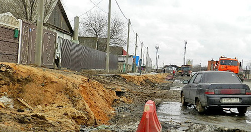 Дорогу в поселке Гумрак в ходе реконструкции опустили так, что перед въездами в жилые дворы образовались обрывы или слишком крутые склоны. Март 2017 г. Фото Татьяны Филимоновой для "Кавказского узла"