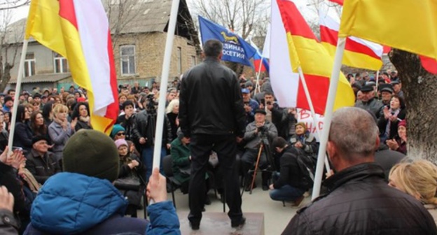 Анатолий Бибилов в ходе выступления на митинге в Цхинвале. Цхинвал, 16 марта 2017 года. Фото: Zarina Sanakoeva, RFE/RL