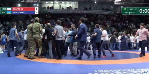 Драка на чемпионате по вольной борьбе в Назрани. Фото https://inforesist.org/na-chempionate-rossii-po-volnoy-borbe-bolelshhiki-ustroili-massovuyu-draku/