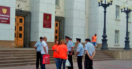 Полиция проверяет документы у обманутых дольщиков. Ростов-на-Дону, 22 июня 2017 г. Фото Константина Волгина для "Кавказского узла"