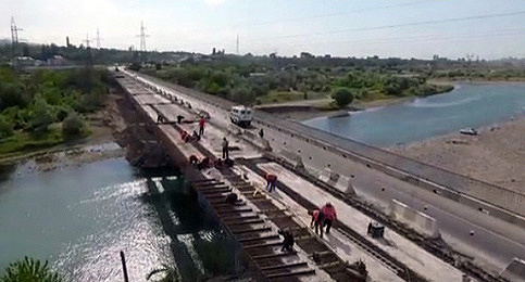 Ремонта моста под Кизилюртом. Фото стоп-кадр виедо https://chernovik.net/content/lenta-novostey/rekonstrukciya-mosta-v-dagestane-privela-k-mnogochasovym-probkam