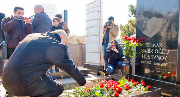 Возложение цветов к могиле Эльмара Гусейнова. Баку, март 2013 г. Фото Азиза Каримова для "Кавказского узла"