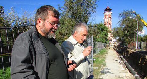 Археологи Евгений Круглов и Николай Скворцов на месте обнаруженных захоронений. Фото: Вячеслав Яшенко для "Кавказского узла".