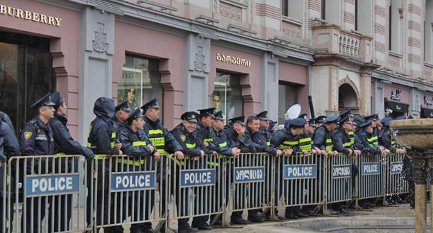 Сотрудники полиции во время акции протеста у здания городского совета. Тбилиси, 10 октября 2017 г. Фото Инны Кукуджановой для "Кавказского узла"