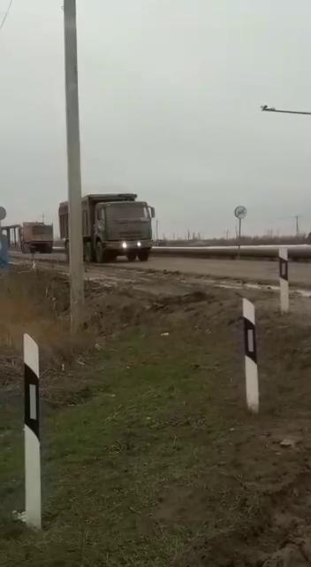 КамАЗ везет мусор мимо Светлого Яра. Фото Ольги Завгородневой.