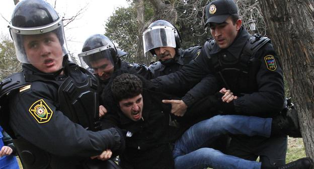 Сотрудники полиции задерживают активиста. Баку, январь 2013 г. Фото: REUTERS/David Mdzinarishvili 