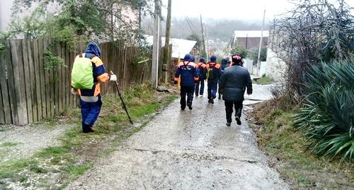 Поиски пропавшей девочки в лесу под Сочи. Фото: Макс Портал http://maks-portal.ru/obshchestvo-sochi/v-adlerskom-rayone-sochi-propala-5-letnyaya-devochka