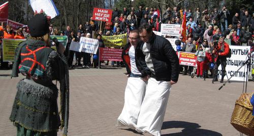 Бег в мешках на митинге дольщиков в Ростове-на-Дону. 1 апреля 2018 года. Фото Константина Волгина для “Кавказского узла”