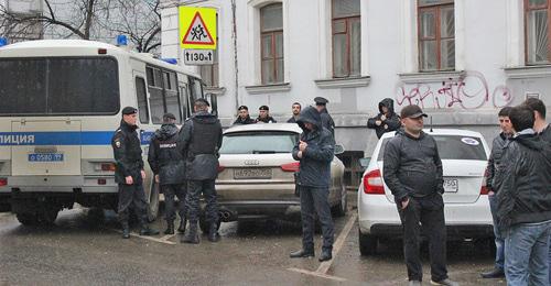 Сотрудники полиции возле посольства Армении в Москве. 18 апреля 2018 г. Фото Гора Алексаняна для "Кавказского узла"