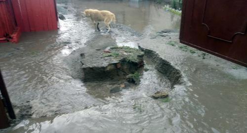 Вода во дворе дома в селении Цалык. Фото http://alania.gov.ru/news/6165