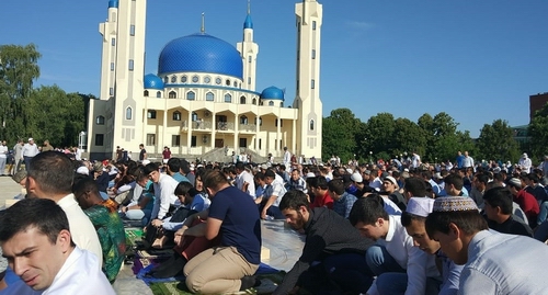 Намаз под открытым небом в Майкопе. 15 июня 2018 года. Фото предоставлено "Кавказскому узлу" Эльдаром Чеужем.