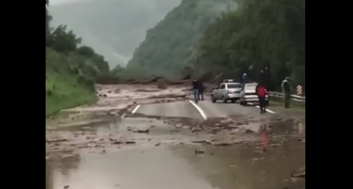 Сход селя в Карачаево-Черкесии, 16 июня 2018 года. Кадр из видео  https://www.youtube.com/watch?v=XT8KqFYdAR4