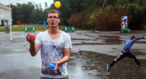 Преподаватель и ученик летней школы "Балапанлар". Фото предоставлено организаторами летней школы "Балапанлар"