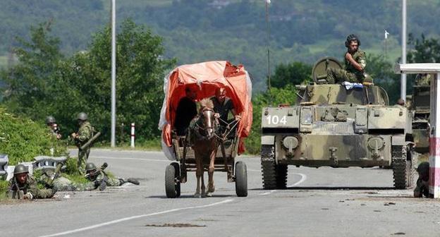 Российские солдаты контролируют мост на реке Ингури 19 августа 2008 года. Фото REUTERS / Umit Bektas (Грузия)