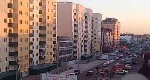 Улица города, по которой направляетя  свадебный кортеж. Кадр из видео https://www.instagram.com/p/Bo4aGptgnyF/?taken-by=chp_krd