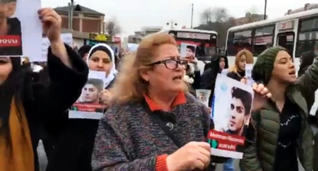 Акция в поддержку Мехмана Гусейнова. Баку, 3 января 2019 года. Стопкадр видео Meydan.Tv