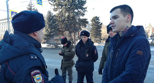 Активист Влад Погорелов (справа) общается с сотрудником полиции. Волгоград, 22 января 2019 г. Фото Татьяны Филимоновой для "Кавказского узла"