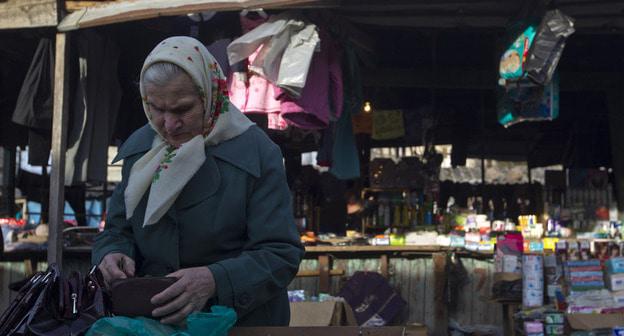 Пожилая женщина. Абхазия. Фото: REUTERS/Maxim Shemetov