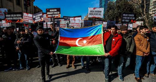 Флаг Азербайджана на митинге памяти жертв Ходжалинской трагедии. Баку, 26 февраля 2019 г. Фото Азиза Каримова для "Кавказского узла"