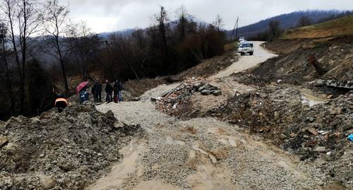 Оползень перекрыл дорогу в сочинское село Липники. 17 марта 2019 года. Фото Светланы Кравченко для "Кавказского узла".