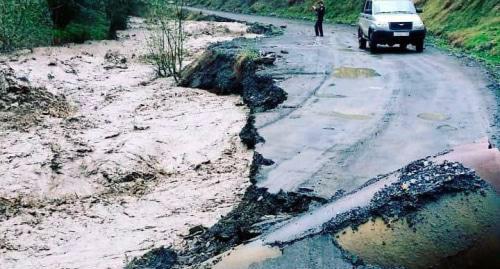 Паводковые воды подтопили мосты, дороги в Цунтинском районе. Фото пресс-службы администрации Цунтинского района. http://cunta.ru/content/pavodkovye-vody-podtopili-mosty-dorogi-v-cuntinskom-rayone-0