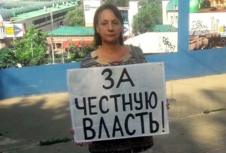 Нина Шубина проводит одиночный пикет с требованием честной власти. Волгоград, 28 июля 2019 года. Фото Татьяны Филимоновой для "Кавказского узла".