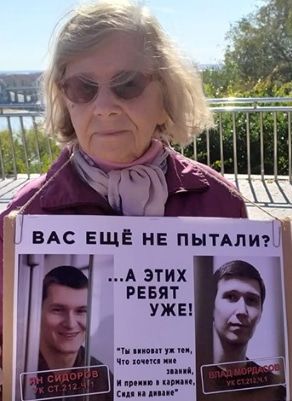 Участника пикета в Ростове-на-Дону. Фото: Елена Колмыкова, https://www.facebook.com/photo.php?fbid=2545064785550966&set=a.1560206514036803&type=3&theater