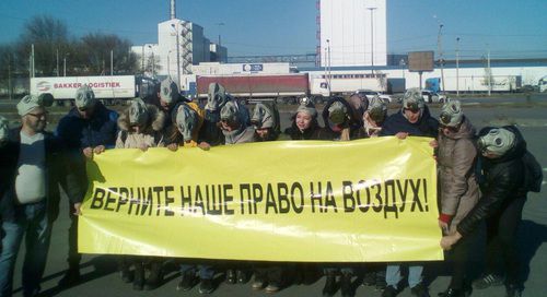 Участники пикетчики "За чистый воздух" в защитных противогазах. Ростов-на-Дону, 16 ноября 2019 года. Фото Валерия Люгаева для "Кавказского узла"