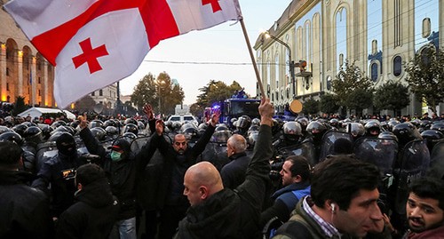 Riot police move to disperse demonstrators during a protest against the government demanding an early parliamentary election in Tbilisi, Georgia November 18, 2019. REUTERS/Irakli Gedenidze