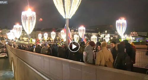 Акция памяти Бориса Немцова на Большом Москворецком мосту в Москве. 27 февраля 2020 года. Стоп-кадр онлайн-трансляции в группе "Немцов мост" в Facebook. https://www.facebook.com/groups/930648603625288/wp/199986557872623/