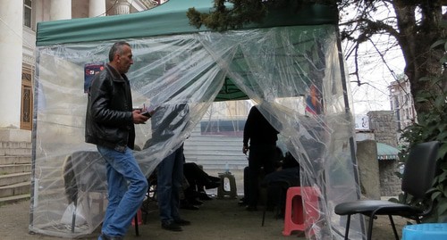 Палатка в Степанакерте, где проходит движение протеста "Революционной партии Арцаха". Нагорный Карабах. 1 апреля  2020 года. Фото Алвард Григорян для "Кавказского узла"