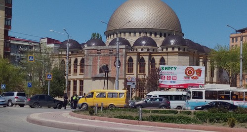 Сотрудники полиции перекрыли въезд в Махачкалу. 29 апреля 2020 г. Фото Расула Магомедова для "Кавказского узла"