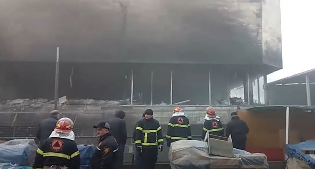 Пожар в "Детском мире" в Тбилиси. Январь 2017 г. Стоп-кадр видео https://www.youtube.com/watch?v=FatgZVpLdro&feature=emb_logo