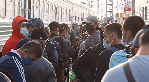 Граждане Узбекистана садятся в поезд. Фото Вячеслава Прудникова для "Кавказского узла".