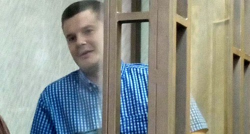 Алексей Дядькин в "клетке", показывает письма поддержки, которые ему приходят в СИЗО. Фото Валерия Люгаева для "Кавказского узла"
