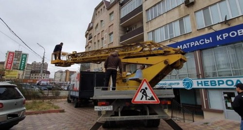 Демонтаж вывесок в Махачкале. Фото: пресс-служба мэрии Махачкалы, https://www.mkala.ru/info/news/2020/10/27/news_24989.html